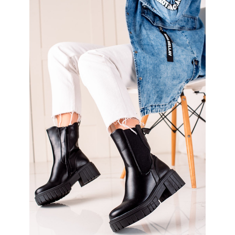 Seastar Bottes noires sur la plate-forme 1