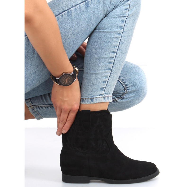 Bottes sur un coin Astrid Black caché le noir 1
