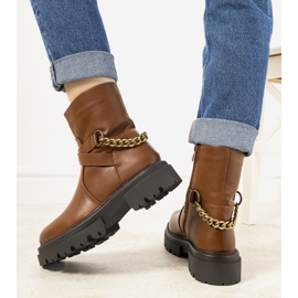 Bottes isolées marron avec chaîne Porta brun 2 Bottes isolées marron avec chaîne Porta brun 2