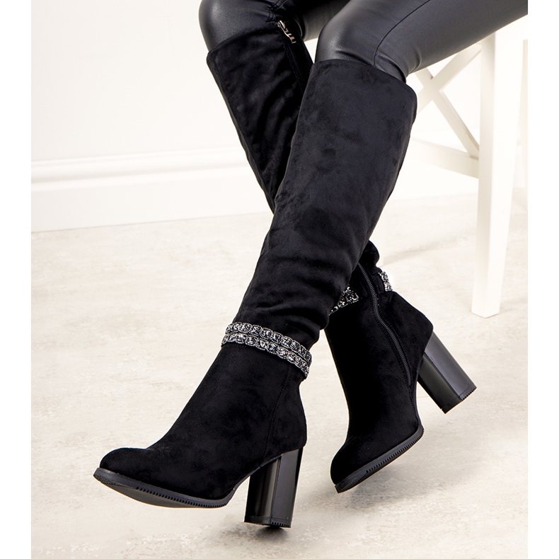 Bottes noires sur le poste d'Alexis isolé 1