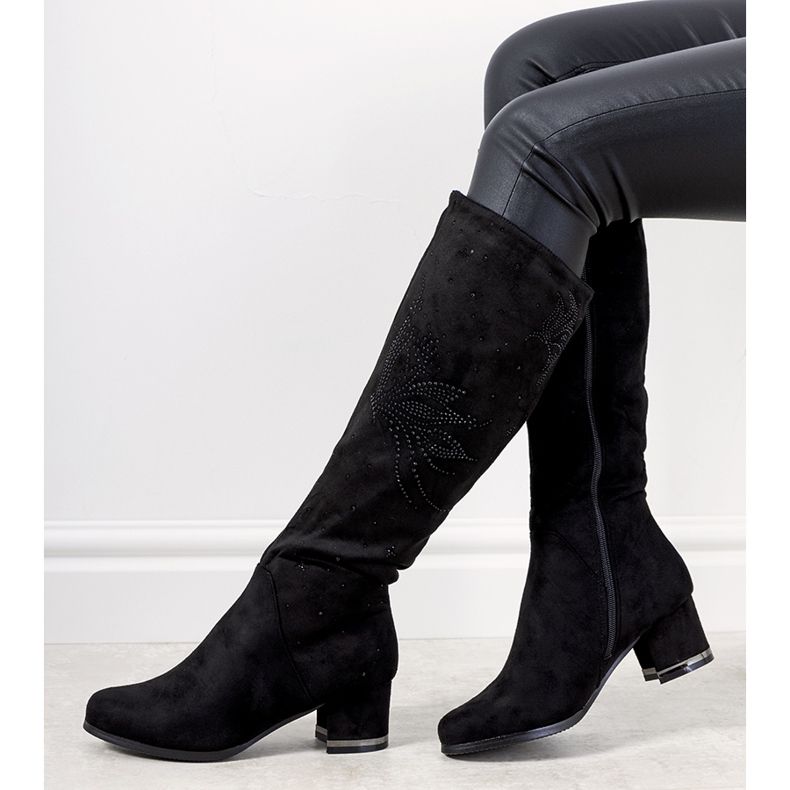 Bottes noires sur le poteau isolé Willka 1