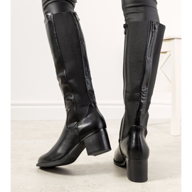 Bottes noires sur le poteau Jurado isolé le noir 1