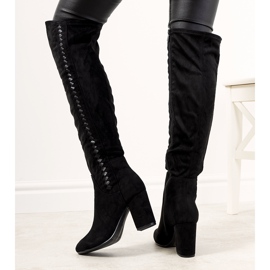 Bottes noires sur le poteau Menas isolé le noir 1 Bottes noires sur le poteau Menas isolé le noir 1