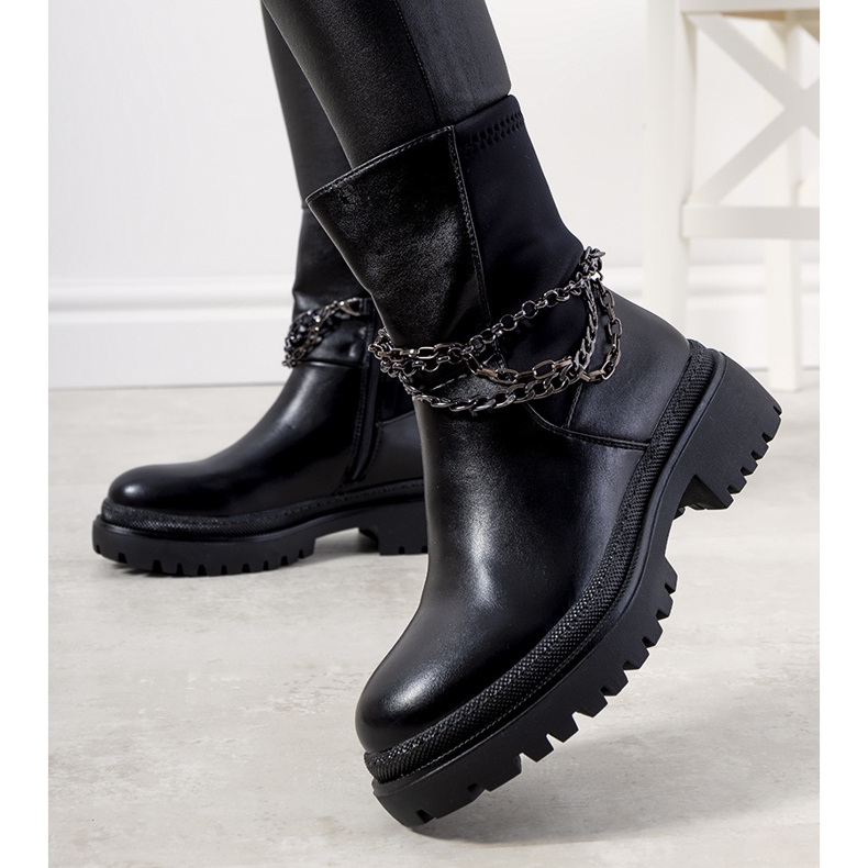Bottes isolées noires avec chaînes Mora le noir 1