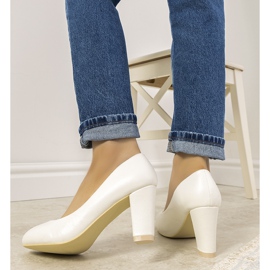 Escarpins blancs sur le poteau Unos 1