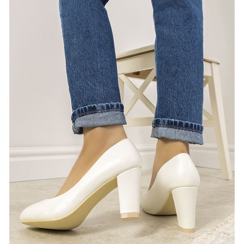 Escarpins blancs sur le poteau Unos 1