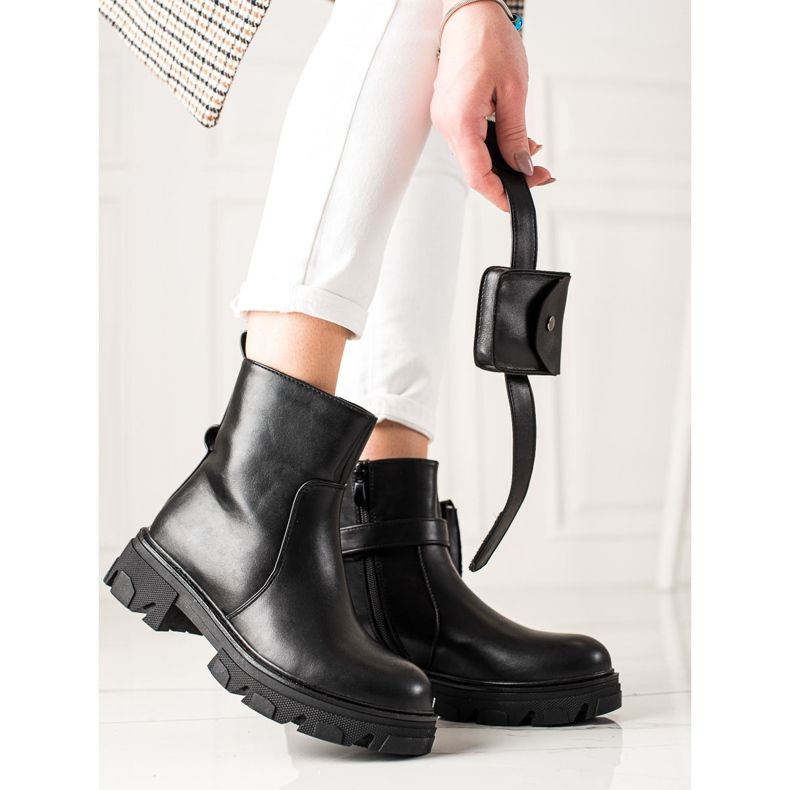 TRENDI Bottes basses avec une poche le noir 1