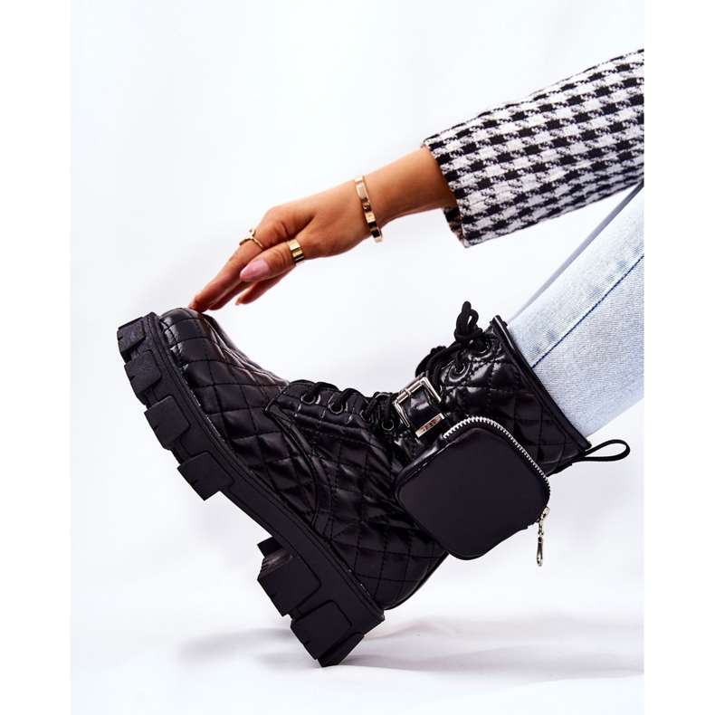 PG2 Bottes Maureen noires matelassées sur un poteau le noir 2 PG2 Bottes Maureen noires matelassées sur un poteau le noir 2