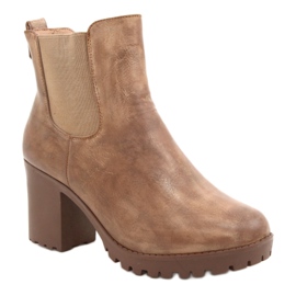 Bottes beiges sur le poteau Auger brun 1