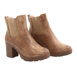 Bottes beiges sur le poteau Auger brun 4