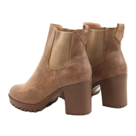 Bottes beiges sur le poteau Auger brun 3
