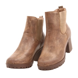 Bottes beiges sur le poteau Auger brun 2