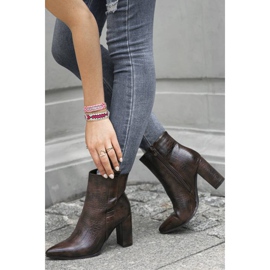 Bottines marron sur le post Zahara brun 3