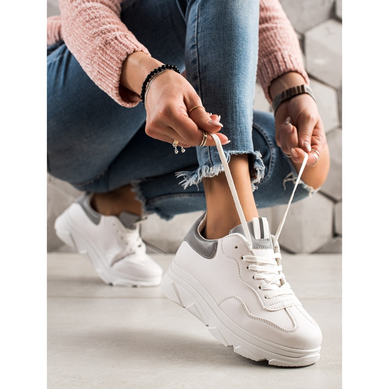 TRENDI Des baskettes blanches argent 1