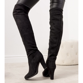 Bottes noires sur le poste de Licurgo isolé le noir 1