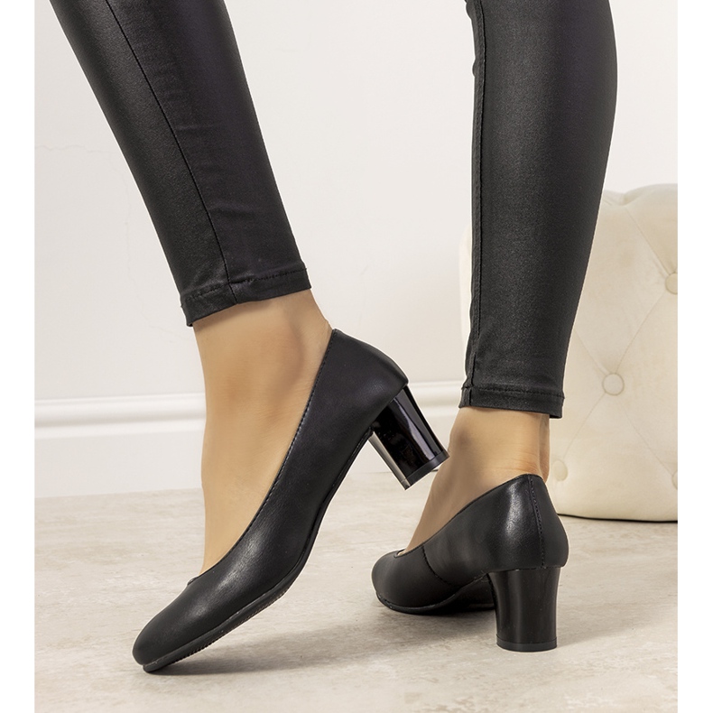 Escarpins noirs sur le post Fidel 1