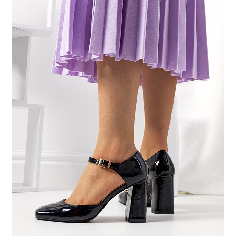 Escarpins noirs sur le poste Clément le noir 1