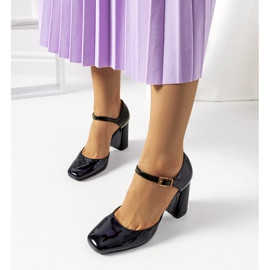 Escarpins noirs sur le poste Clément 2