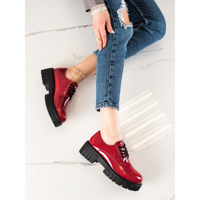 Chaussures rouges sur la plateforme La.Fi 1