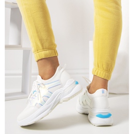 Baskets blanches de Bates 2