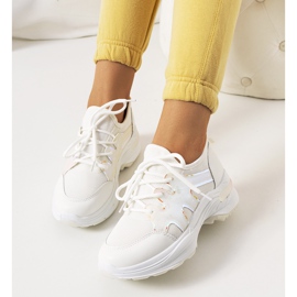 Baskets blanches de Bates 3