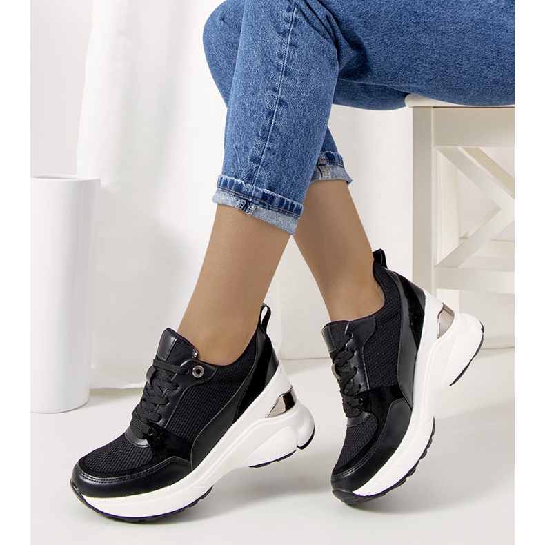 Baskets noires sur le coin Cleveland le noir 1