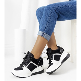 Baskets noires et blanches sur le coin Lockett 1