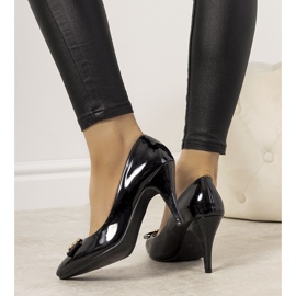 Escarpins beiges sur un talon aiguille Precious noir 1