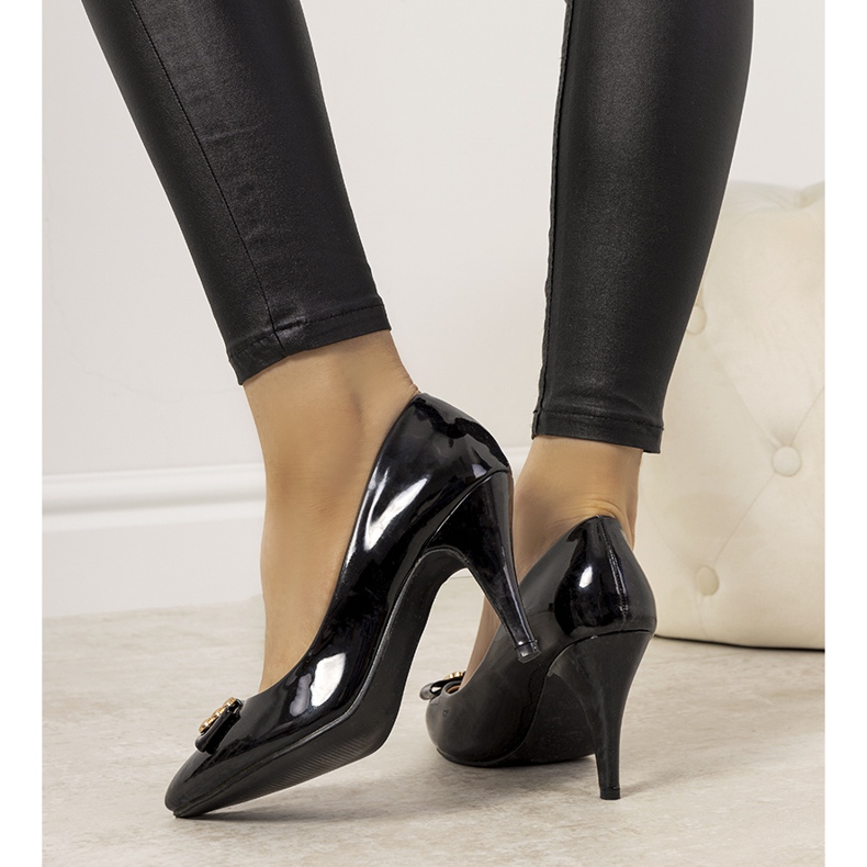 Escarpins beiges sur un talon aiguille Precious noir 1