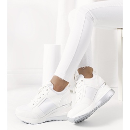 Baskets blanches sur le coin Lockett argent 1