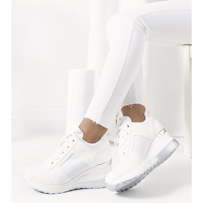 Baskets blanches sur le coin Lockett argent 1 Baskets blanches sur le coin Lockett argent 1