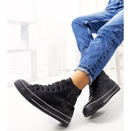 Baskets montantes noires isolées Lade 1