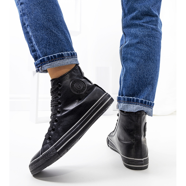 Baskets montantes noires isolées Lade 2