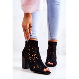 FB1 Bottes Noires Ajourées Sur Un Poteau Bretagne le noir 1