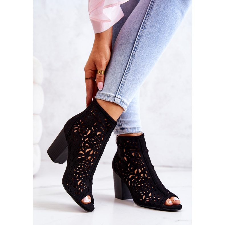 FB1 Bottes Noires Ajourées Sur Un Poteau Bretagne 2