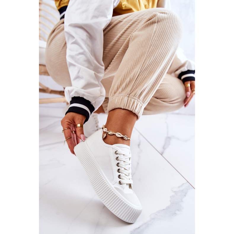 FB2 Baskets Basses Sur La Plateforme Mischa Blanche 1 FB2 Baskets Basses Sur La Plateforme Mischa Blanche 1