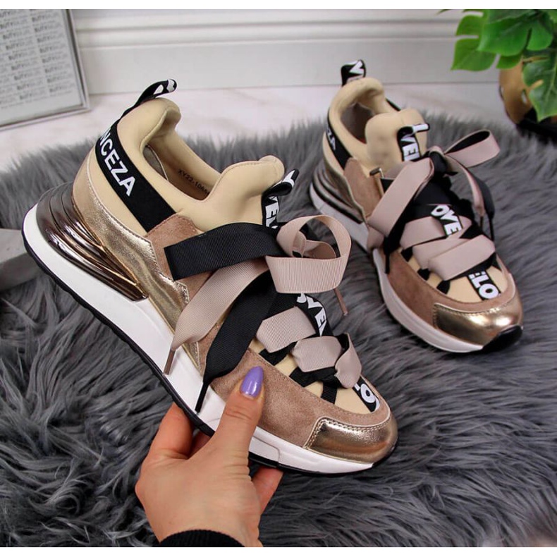 Baskets avec inscriptions Vinceza W JAN49A beige 1 Baskets avec inscriptions Vinceza W JAN49A beige 1