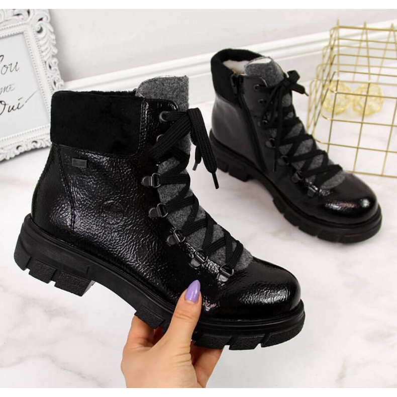Bottes laquées isolées noires W Rieker Z9132 bleu 1