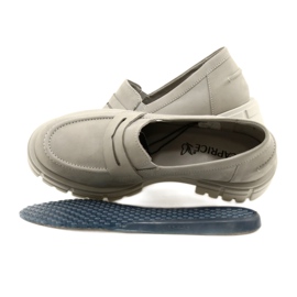 Mocassins en cuir féminin Caprice 24755-28 217 Gray gris 8