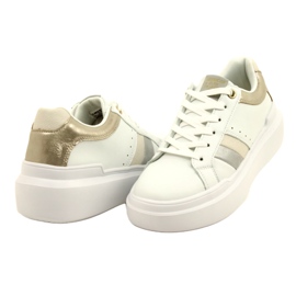 American Club Baskets sportives féminines sur une semelle blanche épaisse 3 American Club Baskets sportives féminines sur une semelle blanche épaisse 3