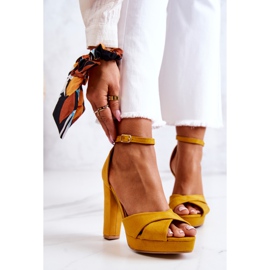 FM1 Sandales Daim On A Post Jaune Lanelle 2