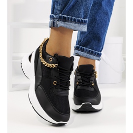 Baskets noires avec une chaîne de Tomas le noir 1
