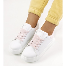 Baskets roses et blanches sur la plateforme Justar 1