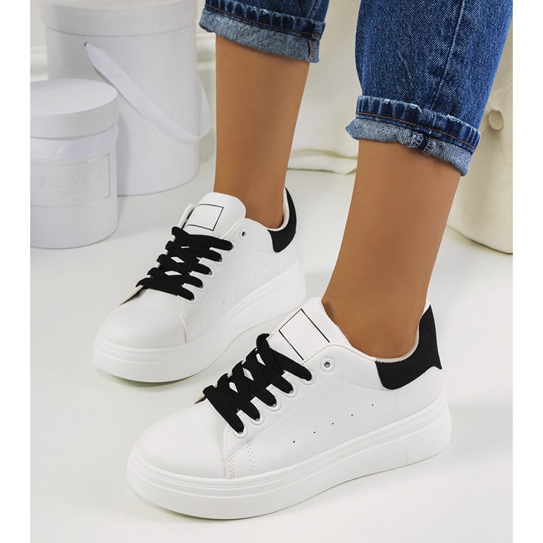 Baskets noires et blanches sur la plateforme Justar 1 Baskets noires et blanches sur la plateforme Justar 1