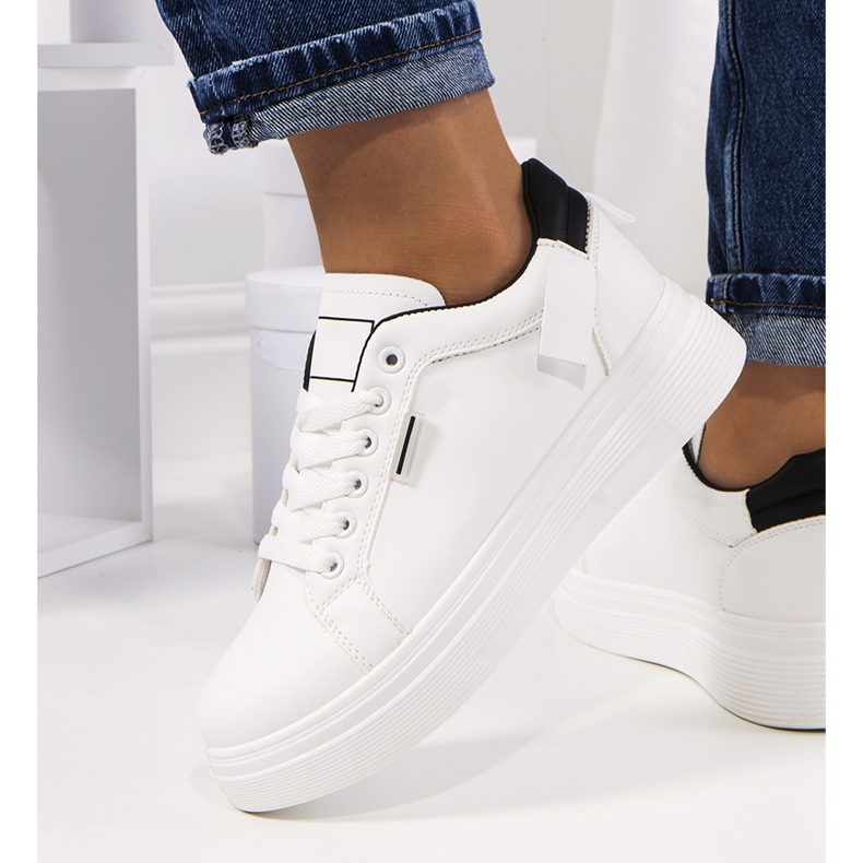 Baskets blanches sur la plateforme Perales 1