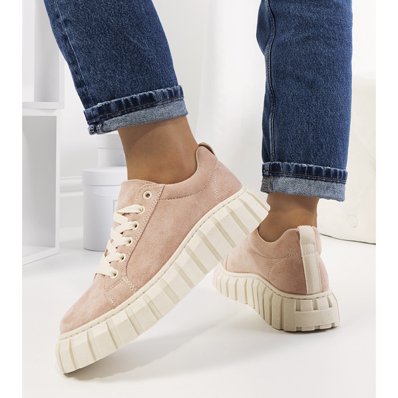 Baskets roses sur la plateforme Mirabel 1