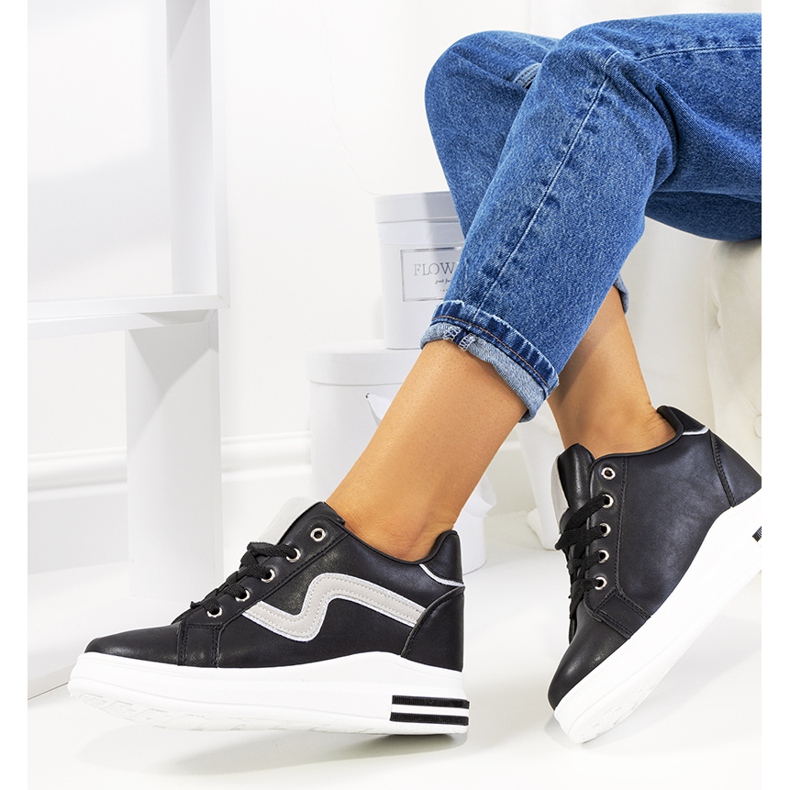 Baskets noires sur le coin Piazza 1