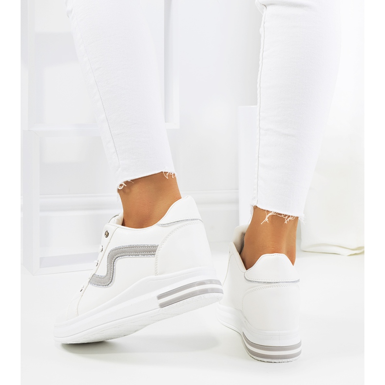 Baskets blanches sur le coin Piazza 1