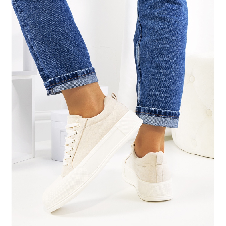 Baskets beiges sur la plateforme Babbete 1