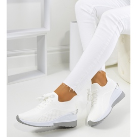 Baskets blanches sur le compensé Sabelia 2